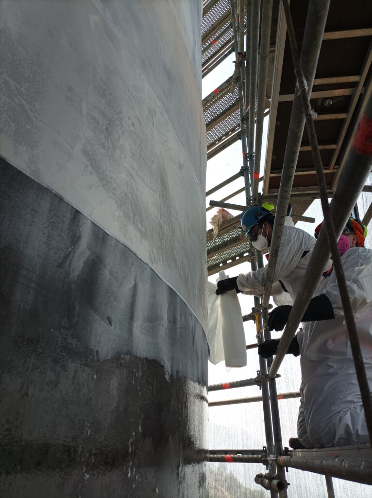Tyfo WEB and Tyfo SCH-41-2X materials were applied with the wet lay-up method.